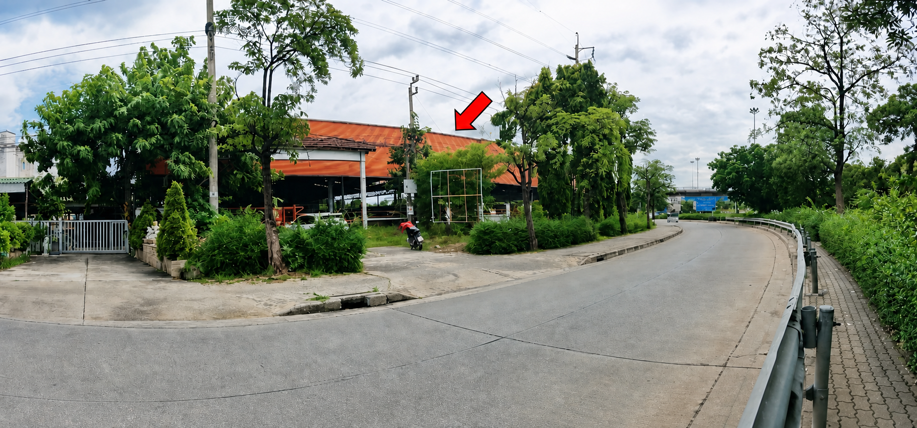 แนวหน้าที่ดินจากถนนรามอินทราแยกเข้าวัชรพล พร้อมลูกศรระบุตำแหน่ง